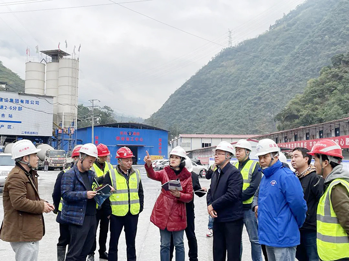 四川省交通宣傳中心主任、中國(guó)交通報(bào)駐四川記者站站長(zhǎng)吳丹到大峽谷隧道調(diào)研