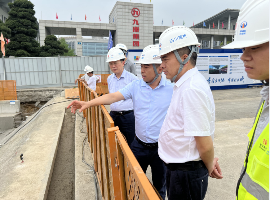 川交公司黨委書記、董事長杜江林到綿陽科技城新區(qū)一分部施工現(xiàn)場指導(dǎo)工作