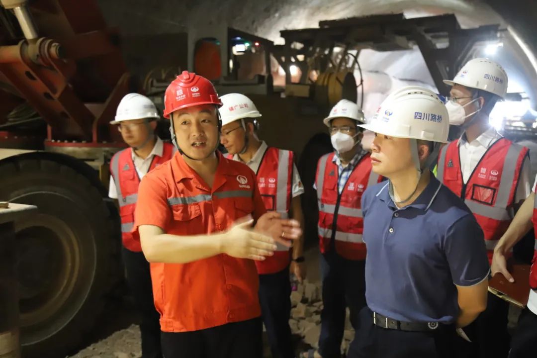蜀道集團建設(shè)管理部副部長武洲到鎮(zhèn)廣高速B4、B5項目檢查指導(dǎo)工作